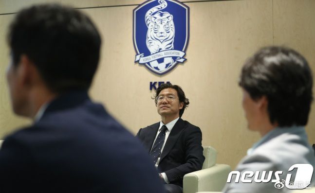 俱乐部、媒体以及社会各界都经历了非常复杂的情况。